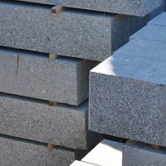 zāģēta granīta apmale