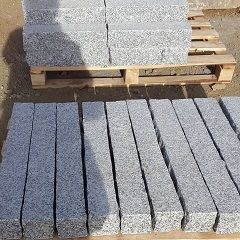 šķelta granīta apmale