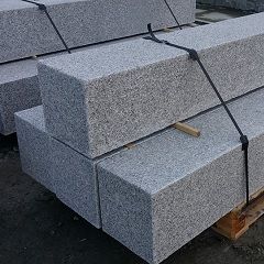 zāģēta granīta apmale pelēka