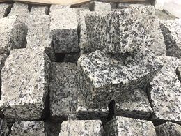 pelēks bruģis ar šķeltām malām