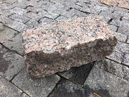 sarkans granīta bruģakmens ar šķeltām malām