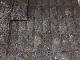 šķeltas granīta plāksnes