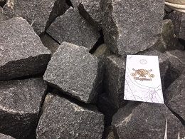 tumši pelēks šķeltais granīta bruģakmens