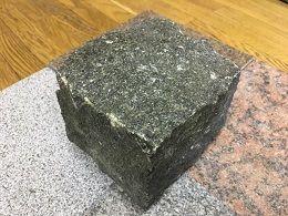 melns šķelts granīta bruģakmens