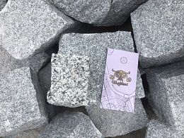 pelēks šķeltais granīta bruģakmens