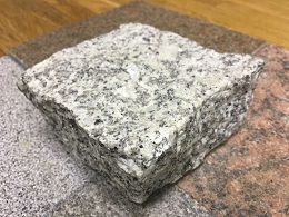 pelēks šķelts granīta bruģakmens