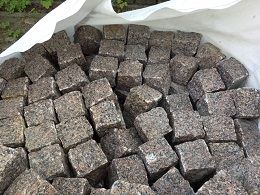 sarkans šķelts granīta bruģakmens 10x10x10 cm