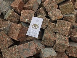 sarkans šķelts granīta bruģis