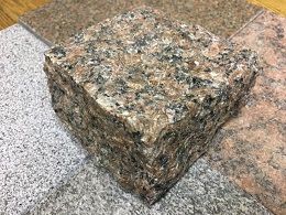 sarkans šķelts granīta bruģakmens