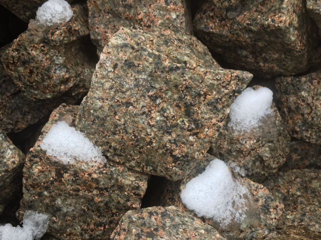 šķelts granīta bruģakmens